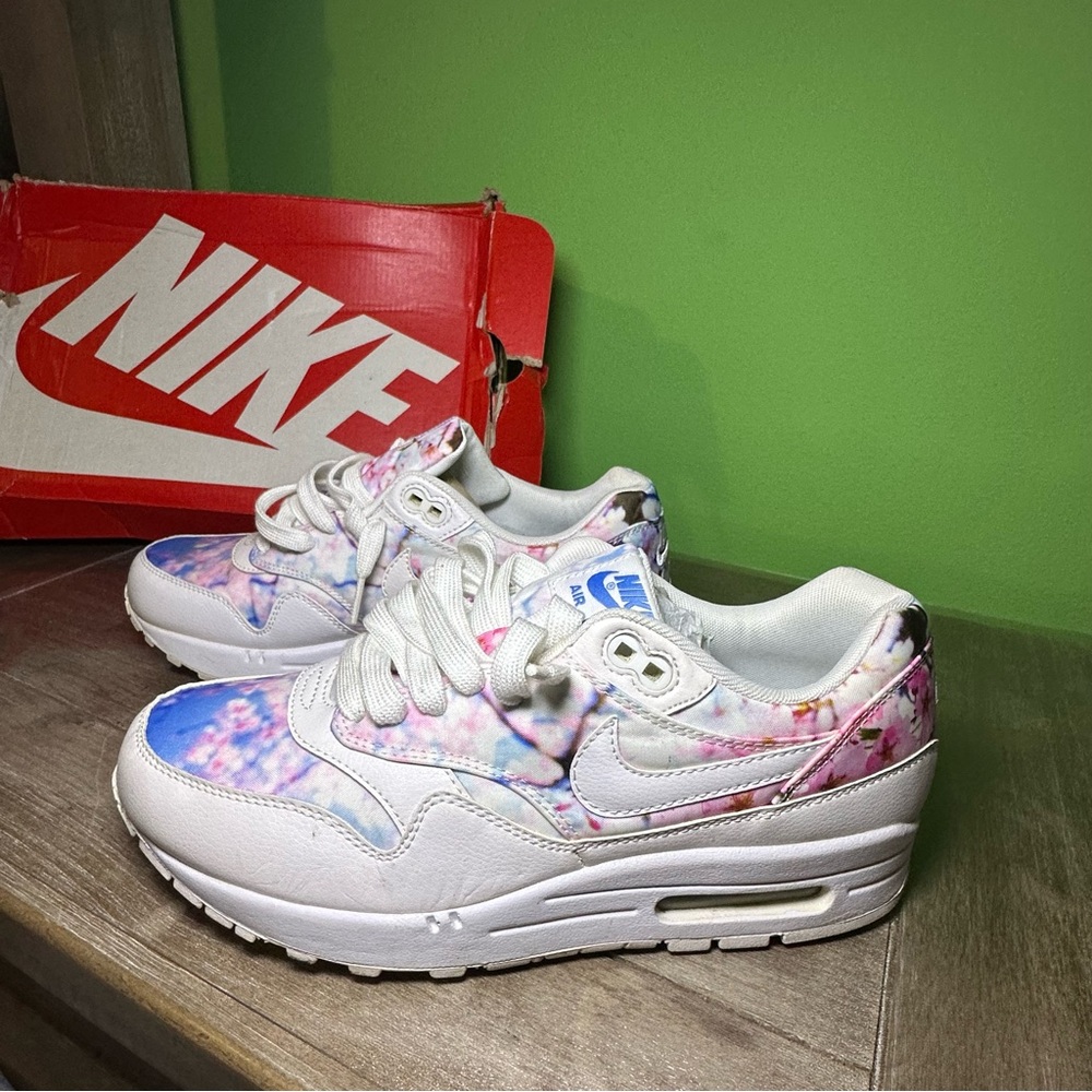 WMNS NIKE AIR MAX 1 PRINT "CHERRY BLOSSOM" WHITE-BLUE-PINK SZ 8.5